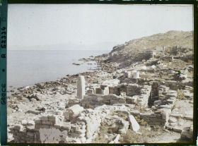 Image représentant Ruines d'habitations. Au fond, l'Ile de Tinos