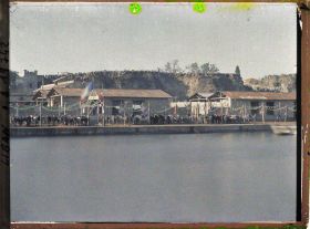 Image représentant Le port, pavoisé aux couleurs françaises lors de l'arrivée du général Gouraud, Haut-Commissaire de la République Française en Syrie et au Liban