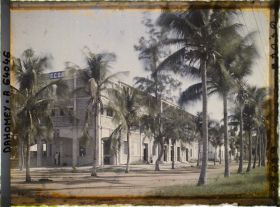 Image représentant Factorerie de la SCOA (Société commerciale de l'Ouest africain) sur l'avenue de la Lagune, quartier européen