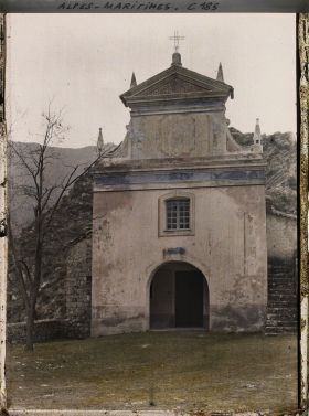 Image représentant La chapelle Notre-Dame de la Menour, entrée du village
