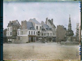 Image représentant France, Noyon, Autre aspect de la Place de l'Hôtel de Ville