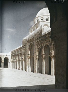 Image représentant La cour et la façade méridionale de la Grande Mosquée dans la médina