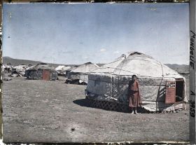 Image représentant Un jeune garçon adossé contre une yourte