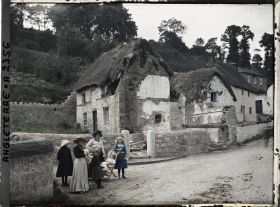 Image représentant Groupe d'individus dans un quartier de la ville