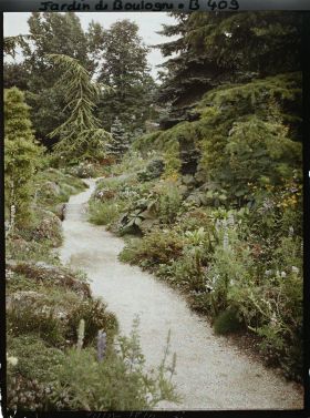 Image représentant Allée du " sanctuaire japonais " bordée d'une rocaille, menant du sôrintô au " village japonais "