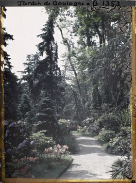 Image représentant l'allée qui longe le laboratoire, en direction de la grande pelouse