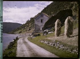 Image représentant Ferme et lac sur la route de Stalheim à Opheim