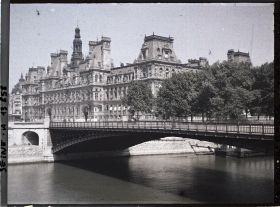 Image représentant L'hôtel de ville et le pont d'Arcole vus du quai de la Corse