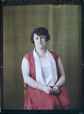 Image représentant https://musee-albert-kahn.s-museum.fr/home/NWQ2OTAwYzNmYjZlZTk1ZWQwODJmMjY4L2dlbmVyaWMtbm90aWNlLXRhYi9hdXRob3JpdHkvNjE3YTc5ZjVjZjhiODk2OGIzMzM3ZDIx/5d6900c3fb6ee95ed082f268/generic-notice-tab/authority/617a79ebcf8b8968b333764f Madame Raulier