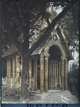 Image représentant L'Exposition des arts décoratifs, Oratoire alsacien, devant l'avenue Victor Emmanuel III, actuelle avenue Franklin D. Roosevelt