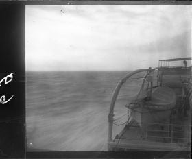 Image représentant La mer et l'arrière du navire