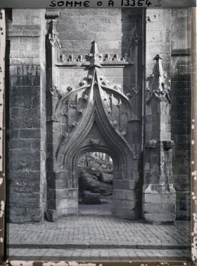 Image représentant France, Roye, Façade de l'Eglise Porte droite