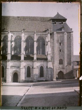 Image représentant Vue extérieure de la nef et de la tour de l'église saint-Pierre