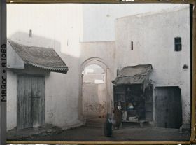 Image représentant Enfants près d'une boutique