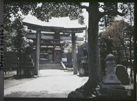 Image représentant Sanctuaire Fushimi Inari : torii et porte monumentale