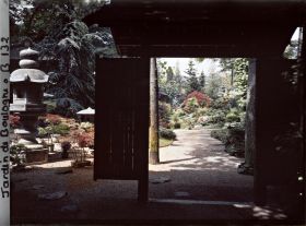 Image représentant Porte du " village japonais " avec lanternes et bonsaïs vus depuis le jardin anglais