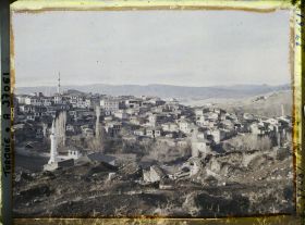 Image représentant Panorama sur la ville basse (depuis la ville haute sou la citadelle). (A gauche, à l'arrière plan, le minaret de la mosquée Haci Bayram au crépuscule)