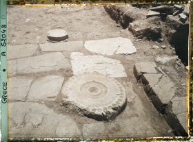 Image représentant Dans l'angle sud-ouest de la cour centrale, l'autel circulaire en pierre (ou table à libations) - gros plan -