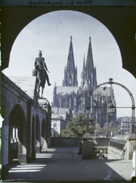 Image représentant La cathédrale vue de l'entrée du grand Pont