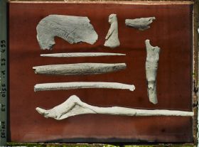 Image représentant France, St Germain-en-Laye, Laugerie Basse : fragmt de propulseur, Animal assis 53761 : fragmt de Bton de Commt 53760 : Poignard 8150 - Os décoré 15209. Pointe 8151 = Os à double pan, décoré d'une tête de serpent 53925 ; fragment de Bton de Commt avec tête d'animal vu de face en ronde bosse N° 53757. Bouquetin gravé sur pal. de Renne 8146.