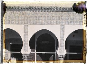 Image représentant Le décor de céramiques italiennes des arcades du premier étage du patio de la Bibliothèque nationale (Dar Mustapha Pacha)