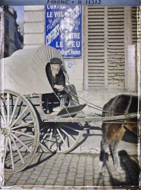 Image représentant Commerçant d'Hermonville venu au marché en voiture de fortune recouverte d'une toile de tente allemande