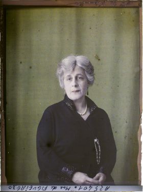 Image représentant https://musee-albert-kahn.s-museum.fr/home/NWQ2OTAwYzNmYjZlZTk1ZWQwODJmMjY4L2dlbmVyaWMtbm90aWNlLXRhYi9hdXRob3JpdHkvNjE3YTc5ZjVjZjhiODk2OGIzMzM3ZDIx/5d6900c3fb6ee95ed082f268/generic-notice-tab/authority/617a79ebcf8b8968b3336d2e Madame de Figueiredo