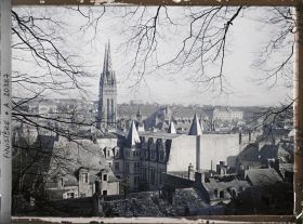 Image représentant La cathédrale Saint-Corentin, vue du mont Frugy ; devant, l'arrière de la préfecture