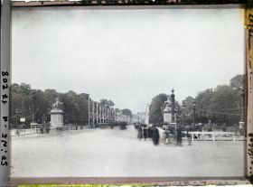 Image représentant L'Avenue des Champs-Elysées décorée pour les fêtes de la Victoire des 13 et 14 juillet 1919, vue de la place de la Concorde