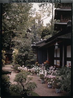 Image représentant Maison est au cœur du " village japonais ", ornée d'hortensias et de cannas en pots fleuris