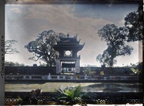Image représentant Le bassin quadrangulaire Thien-quang-tinh (" Puits où se reflète l'éclat pur du ciel ") de la troisième cour et le Khue-van-cac (Kiosque de la Littérature) du Van-mieu