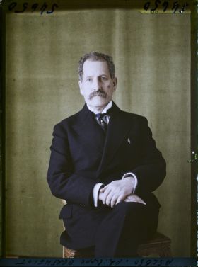 Image représentant Monsieur  https://musee-albert-kahn.s-museum.fr/home/NWQ2OTAwYzNmYjZlZTk1ZWQwODJmMjY4L2dlbmVyaWMtbm90aWNlLXRhYi9hdXRob3JpdHkvNjE3YTc5ZjVjZjhiODk2OGIzMzM3ZDIx/5d6900c3fb6ee95ed082f268/generic-notice-tab/authority/617a79ebcf8b8968b33368a5 Philippe Berthelot