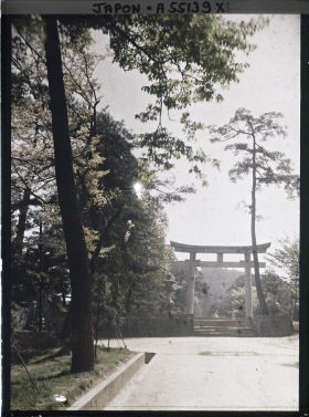 Image représentant Premier torii (Ichi-no-torii) de l'entrée du sanctuaire Hôkoku-jinja (Toyokuni-jinja)