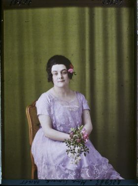 Image représentant Madame  https://musee-albert-kahn.s-museum.fr/home/NWQ2OTAwYzNmYjZlZTk1ZWQwODJmMjY4L2dlbmVyaWMtbm90aWNlLXRhYi9hdXRob3JpdHkvNjE3YTc5ZjVjZjhiODk2OGIzMzM3ZDIx/5d6900c3fb6ee95ed082f268/generic-notice-tab/authority/617a79ebcf8b8968b33374d8 Simone Origet