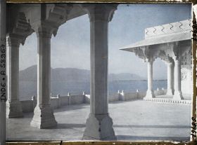 Image représentant Des pavillons de marbre blanc sur les rives du lac Anasagar