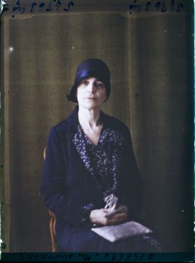 Image représentant https://musee-albert-kahn.s-museum.fr/home/NWQ2OTAwYzNmYjZlZTk1ZWQwODJmMjY4L2dlbmVyaWMtbm90aWNlLXRhYi9hdXRob3JpdHkvNjE3YTc5ZjVjZjhiODk2OGIzMzM3ZDIx/5d6900c3fb6ee95ed082f268/generic-notice-tab/authority/617a79ebcf8b8968b33367bf Madame Auntrers