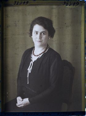 Image représentant https://musee-albert-kahn.s-museum.fr/home/NWQ2OTAwYzNmYjZlZTk1ZWQwODJmMjY4L2dlbmVyaWMtbm90aWNlLXRhYi9hdXRob3JpdHkvNjE3YTc5ZjVjZjhiODk2OGIzMzM3ZDIx/5d6900c3fb6ee95ed082f268/generic-notice-tab/authority/617a79ebcf8b8968b33378dc Madame Jeanne Henry-Turrel