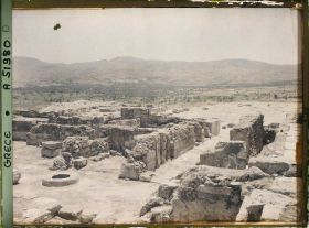 Image représentant Le palais vers la cour centrale. Un puits, un couloir