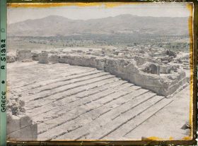Image représentant Le palais dans la cour occidentale, le grand escalier (menant aux grands Propylées et à la cour centrale)
