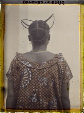 Image représentant Photographie anthropologique d'une coiffure de femme Mina