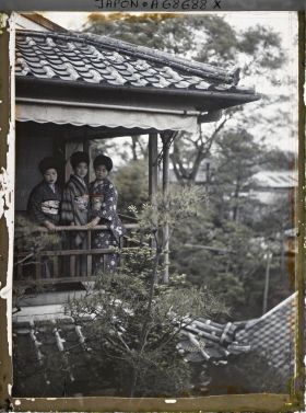 Image représentant Trois serveuses sur le balcon d'une auberge