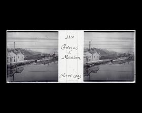 Image représentant La rivière Polcevera bordé par un quartier industriel prise du train