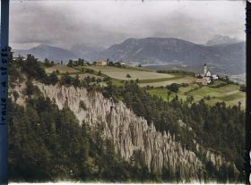 Image représentant Les Pyramides de terre (ou Cheminées de Fées) de Renon et le hameau de Monte di Mezzo (Mittelberg)