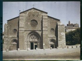 Image représentant L'église Saint-Laurent avec la cathédrale Notre-Dame-de-l'Annonciation à l'arrière-plan