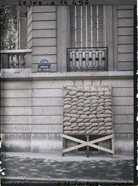 Image représentant Plaque "avenue de l'Alma", actuelle avenue Georges-V et soupirail fermé contre les bombardements