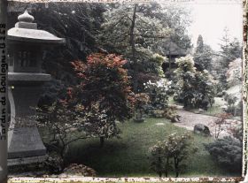 Image représentant Lanterne de pierre en bord de chemin, à l'entrée du " village japonais " proche du jardin anglais