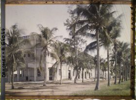 Image représentant Factorerie de la SCOA (Société commerciale de l'Ouest africain) sur l'avenue de la Lagune, quartier européen