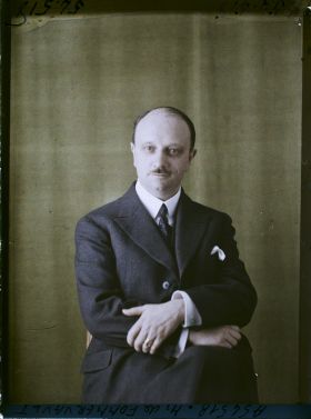 Image représentant https://musee-albert-kahn.s-museum.fr/home/NWQ2OTAwYzNmYjZlZTk1ZWQwODJmMjY4L2dlbmVyaWMtbm90aWNlLXRhYi9hdXRob3JpdHkvNjE3YTc5ZjVjZjhiODk2OGIzMzM3ZDIx/5d6900c3fb6ee95ed082f268/generic-notice-tab/authority/617a79ebcf8b8968b3336d48 Monsieur de Fommervault