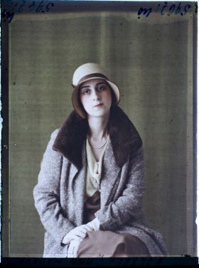 Image représentant https://musee-albert-kahn.s-museum.fr/home/NWQ2OTAwYzNmYjZlZTk1ZWQwODJmMjY4L2dlbmVyaWMtbm90aWNlLXRhYi9hdXRob3JpdHkvNjE3YTc5ZjVjZjhiODk2OGIzMzM3ZDIx/5d6900c3fb6ee95ed082f268/generic-notice-tab/authority/617a79ebcf8b8968b3337366 Mademoiselle Maurer