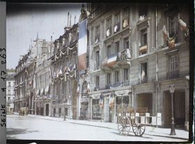 Image représentant Maisons décorées pour les fêtes de la Victoire avenue des Champs-Elysées, au niveau du numéro 32